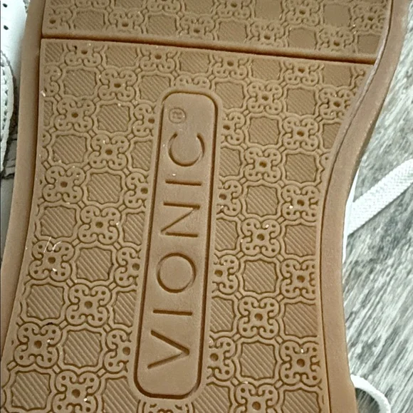 Vionic White Leather Women's Sneakers with Gum Sole VIONIC
Kimmie Court - Picture 4 of 10